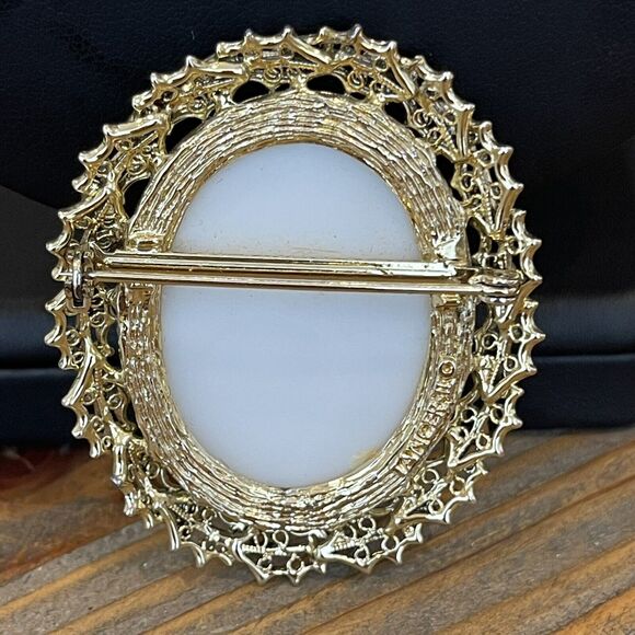 Vtg Tancer II Christmas Angel With Wings Pin Brooch Oval Gold Tone Signed 1970’s - Picture 2 of 6